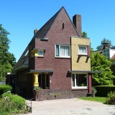 Woonhuis in Amsterdamse Schoolstijl met aangebouwde schuur