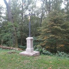 Kříž na hrázi rybníka Rožmberk