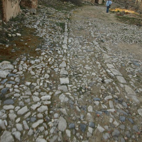 Empedrat i desaigües del poble antic de Corbera