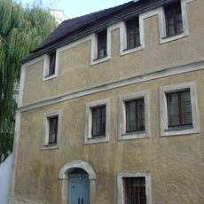 Wohnhaus in nach rechts geschlossener Bebauung, mit linkem Anbau und Granitbrunnenbecken links vom Haus Bogstraße 14