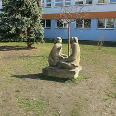 Sousoší dívek u školy v Jilemnického ulici