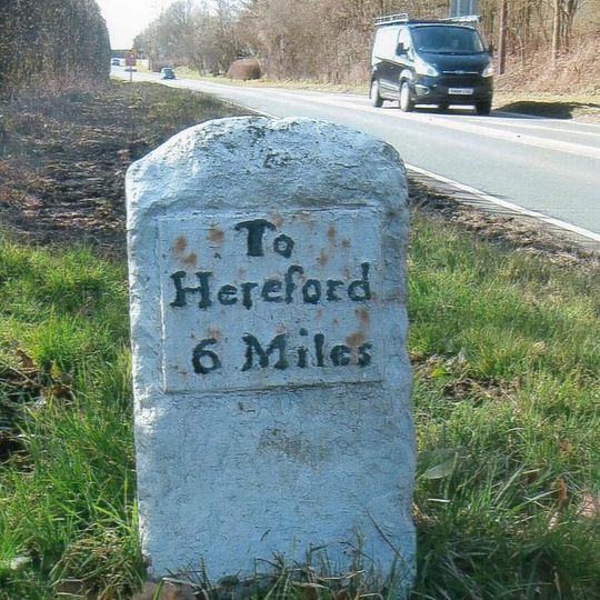 Milestone, Castle Farm at SO59224275