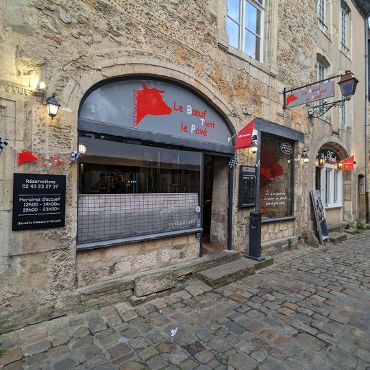 Le Boeuf Tient le Pavé