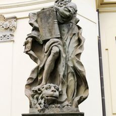 Socha svatého Marka na ohradní zdi kostela v Lysé nad Labem