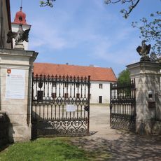 Pilířová brána s orly