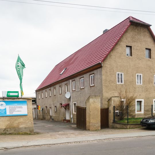 Wohnstallhaus, Auszugshaus und Hofmauer eines Dreiseithofes Lindenstraße 11