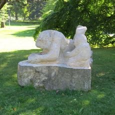 Plastika Reading in the Park na promenádě Bad Homburgu v Mariánských Lázních