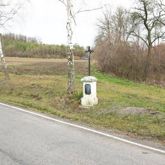 Kříž na rozcestí na severním okraji Jeviněvsi