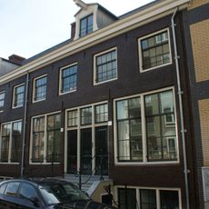 Aaneengesloten reeks onderkelderde dijkwoningen