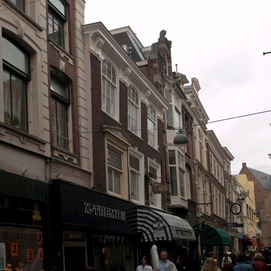 Pand met gevel 18e eeuw met doorbroken kroonlijst op gesneden consoles