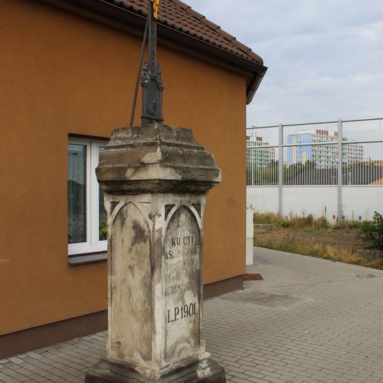 Kříž u domu Mladoboleslavská 34 v Mělníku