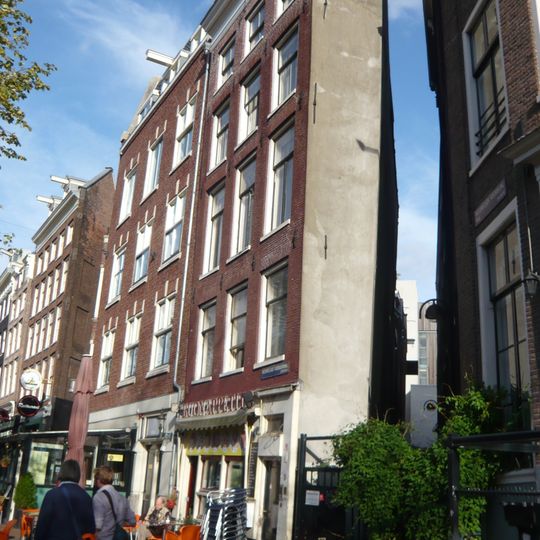 Hoekhuis met gevel onder rechte lijst