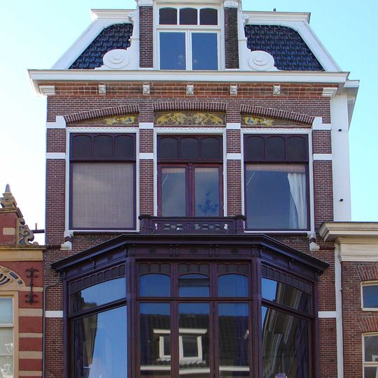 Winkelpand met jongere gevel in neo-Renaissance stijl