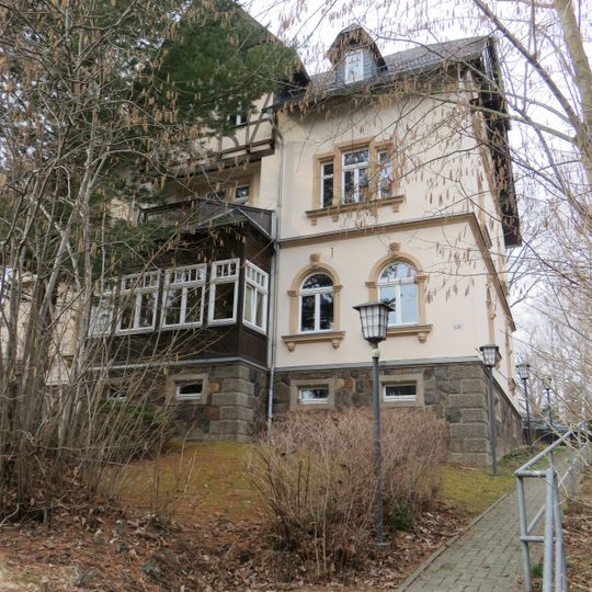 Mietvilla mit Garten und Einfriedungsmauer Zwickauer Straße 538