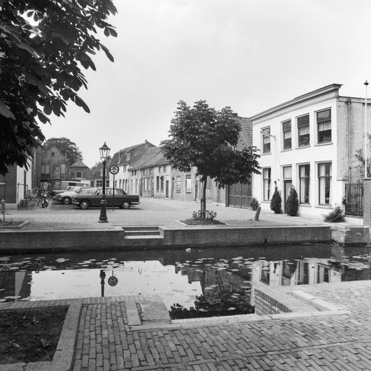 Gepleisterd pand, ontstaan door samentrekking van twee huizen achter een 19e-eeuwse lijstgevel