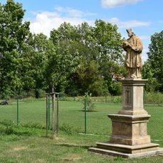 Socha svatého Jana Nepomuckého za mostem v Libědicích