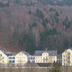 Westliches Wohnhaus, südliches Wohnhaus, nördliches ehemaliges Wirtschaftsgebäude und Keller einer ehemaligen Kurheimanlage Köhlerweg 1