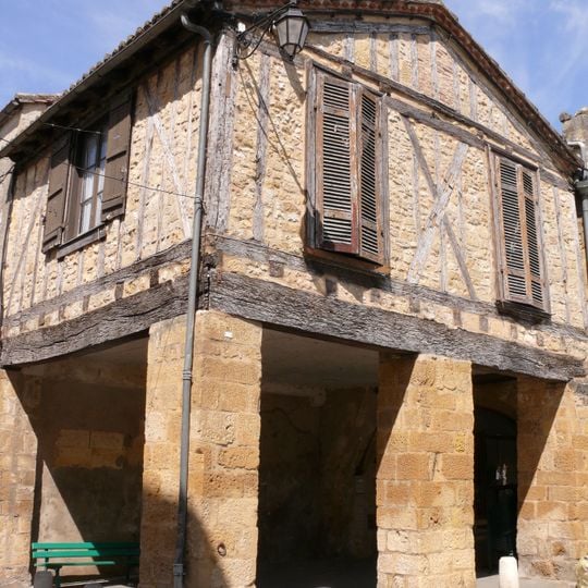 Maison à cornière, 8 place Jean-Moulin, Beaumont-du-Périgord