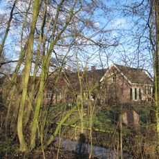 Bedrijfsgebouw, waarin karnmolen en kalverenschuur