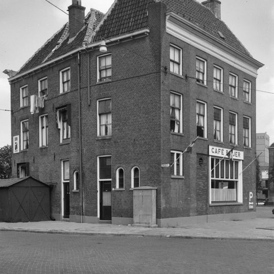 Geïsoleerd gelegen complex panden met lijstgevels