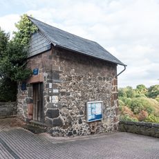 Brunnenhäuschen auf dem Berg