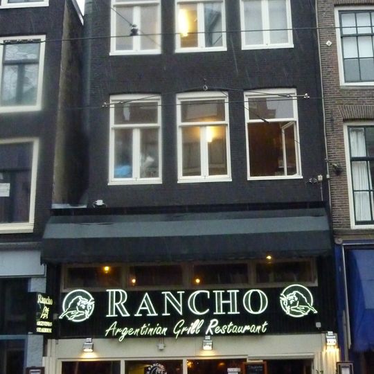 Pand met gevel onder rechte lijst