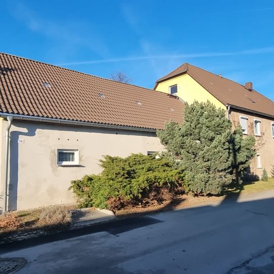 Südliches Wohnhaus des ehemaligen Vorwerks mit nordöstlichem Wirtschaftsgebäude Zum Schlosspark 12, 14