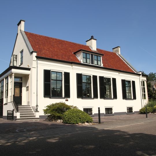 Raiffeisenbank. Witgepleisterd laag huis met rechte kroonlijst