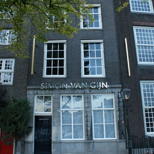 Pand met lijstgevel met hardstenen pui, deur met bovenlicht en gesneden deurkalf