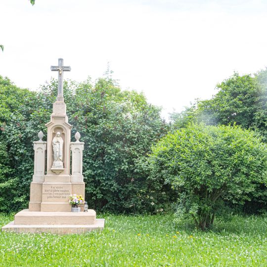 Kříž v Moravanech u kostela