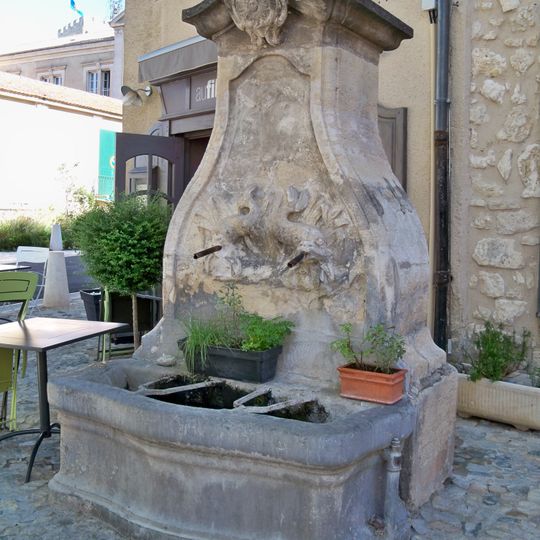 Pernes - Fontaine des Augustins