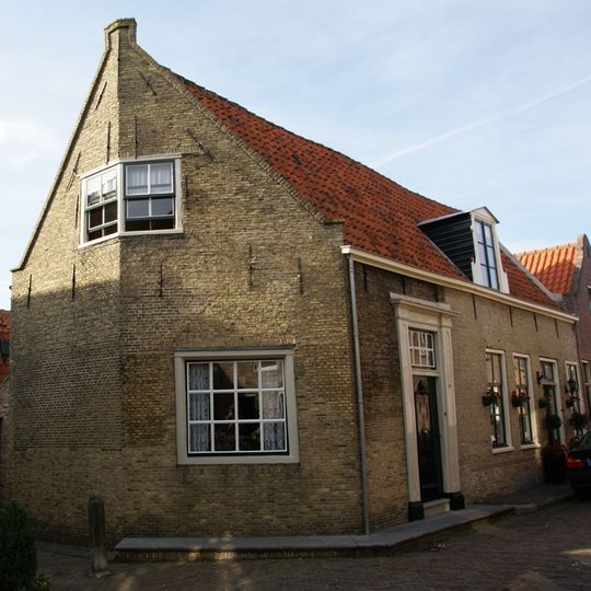 Gerend hoekpand onder dwarskap