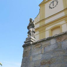 Socha svatého Jana Nepomuckého u schodiště kostela v Růžové