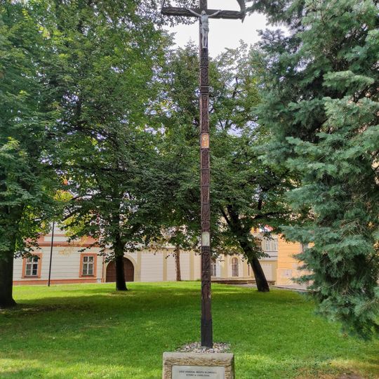 Dřevěný kříž na Biskupském náměstí