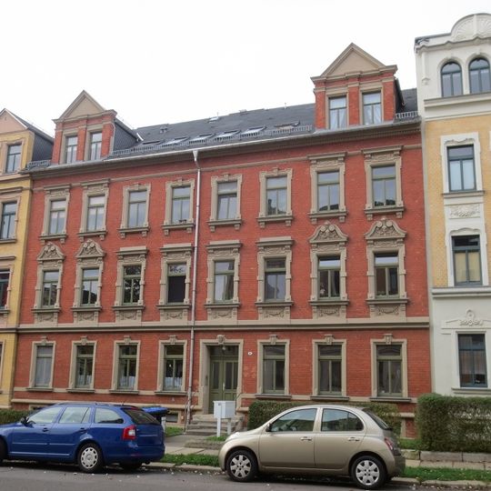 Mietshaus in geschlossener Bebauung mit Vorgarten; Ricarda-Huch-Straße 8