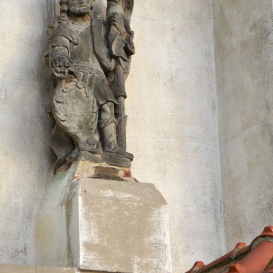 Soška svatého Václava ve výklenku kostela ve Strupčicích