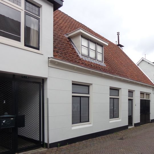 Pand met gepleisterde lage lijstgevel