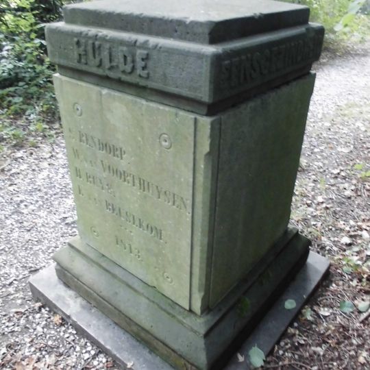 Plantagehuis: gedenkplaal aan het einde van de Breedelaan