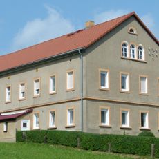 Wohnstallhaus und nördliche Scheune eines Dreiseithofes Geißmannsdorfer Straße 50