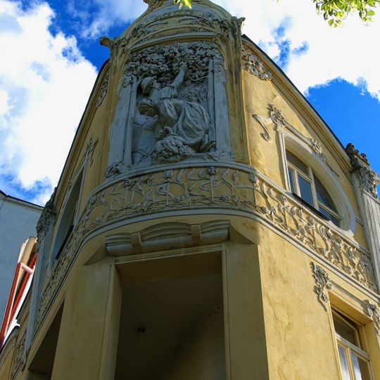 Reliéf na rohu bývalé Hospodářské záložny v Hilbertově ulici v Lounech