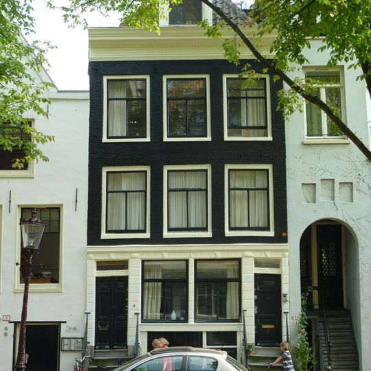 Pand met gevel onder rechte lijst