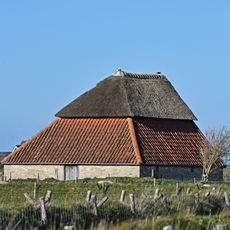 Boet, fraai in landschap gelegen. Gedeeltelijk met riet gedekt