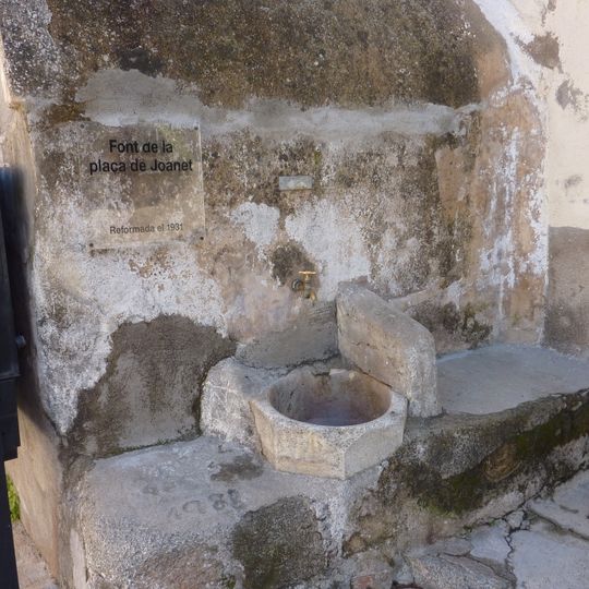 Font pica de la plaça de Joanet