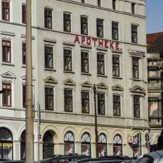 Wohn- und Geschäftshaus in geschlossener Bebauung, Eckhaus zum Grünen Graben Demianiplatz 56