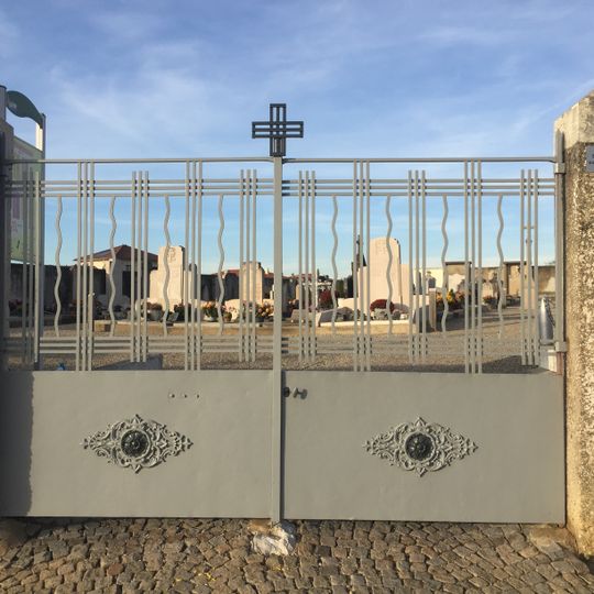 Portal des Friedhofs Mas Rillier